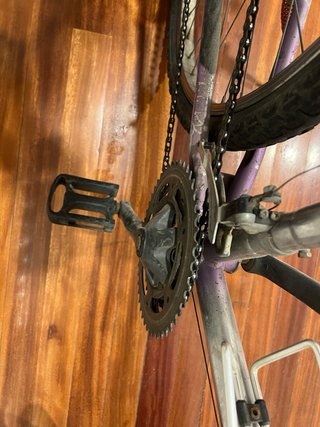 Bicicleta de morada y plateada