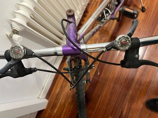 Bicicleta de morada y plateada