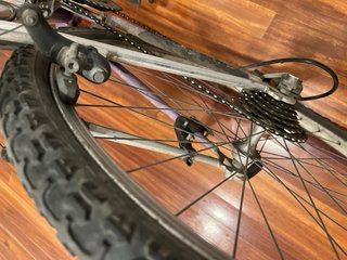 Bicicleta de morada y plateada