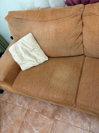 Sofá de tela naranja y beige