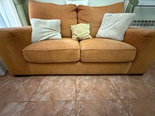 Sofá de tela naranja y beige
