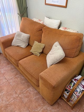 Sofá de tela naranja y beige