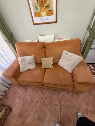 Sofá de tela naranja y beige