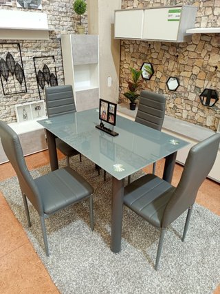 Mesa cristal y 4 sillas comedor
