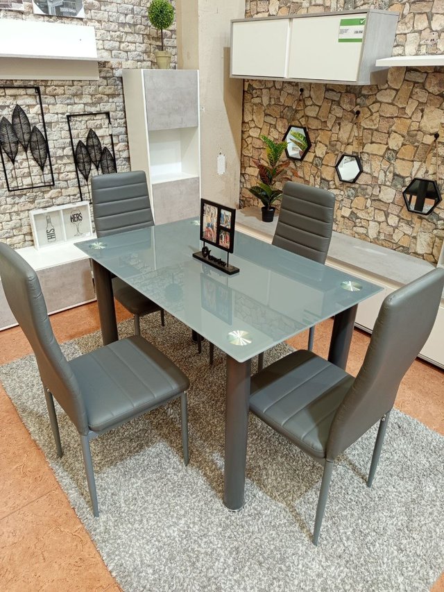 Mesa cristal y 4 sillas comedor