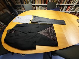 Chaqué hombre negro y gris.