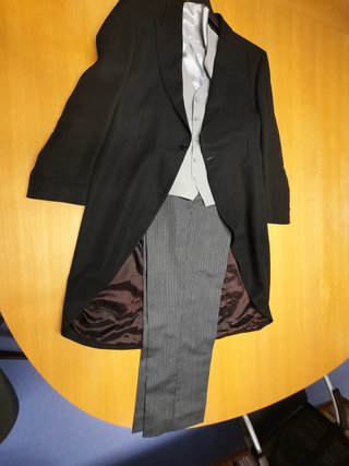 Chaqué hombre negro y gris.