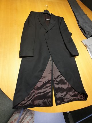 Chaqué hombre negro y gris.