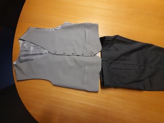 Chaqué hombre negro y gris.