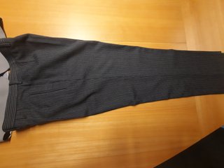 Chaqué hombre negro y gris.