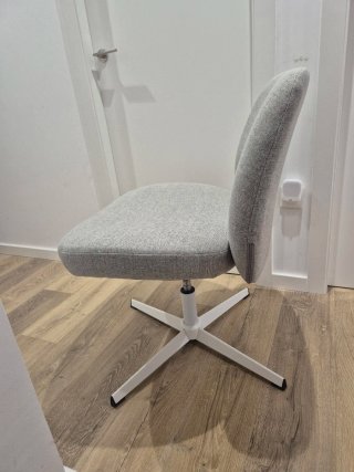 Silla de oficina gris y blanca