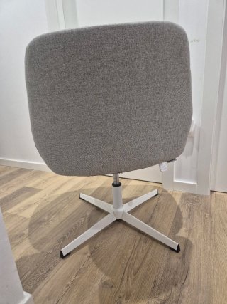 Silla de oficina gris y blanca