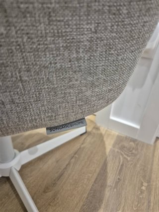 Silla de oficina gris y blanca