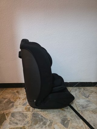 Silla de coche negra marca tēral