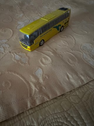 Autobus giallo giocattolo