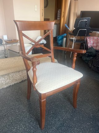Sillón de madera con asiento tapizado