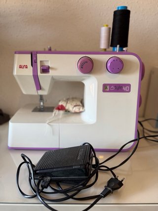 Lote de Telas, accesorios y máquina de coser
