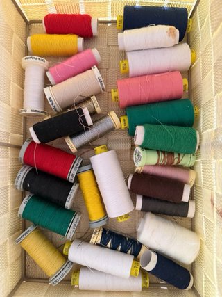 Lote de Telas, accesorios y máquina de coser