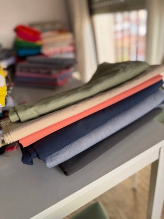 Lote de Telas, accesorios y máquina de coser