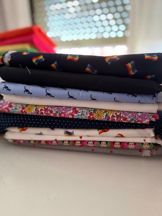 Lote de Telas, accesorios y máquina de coser