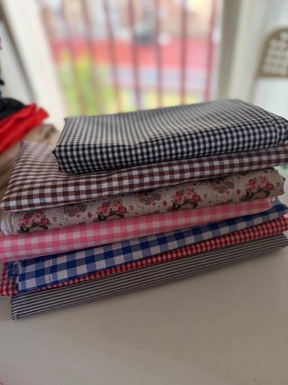 Lote de Telas, accesorios y máquina de coser