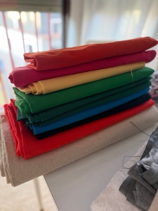 Lote de Telas, accesorios y máquina de coser