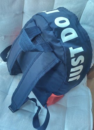 Mochila Nike pequeña azul marino y roja