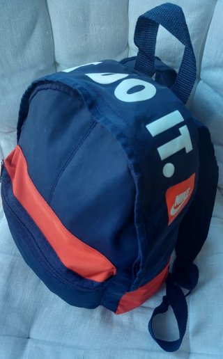 Mochila Nike pequeña azul marino y roja