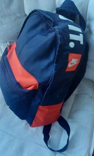 Mochila Nike pequeña azul marino y roja