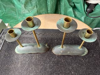 Reloj de mesa metálico verde y dorado