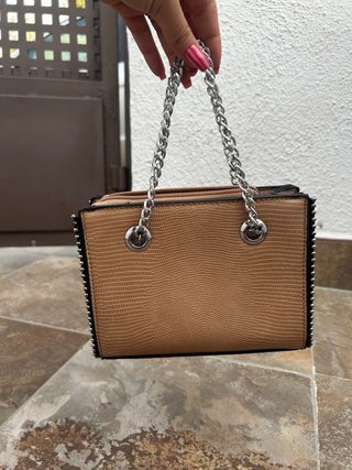 Bolso crema con cadena y tachuelas