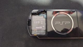 PSP 3004 Negra con lector roto + Tarjeta 64GB