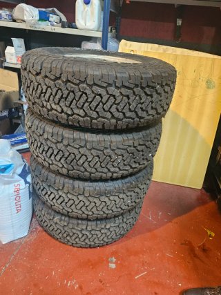 Llantas 4x4 con neumáticos nuevos