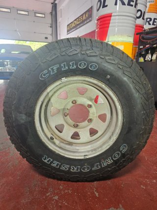 Llantas 4x4 con neumáticos nuevos