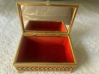 Joyero antiguo con escena romántica