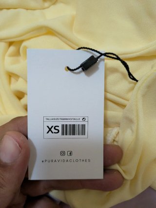 Vestido amarillo halter espalda descubierta