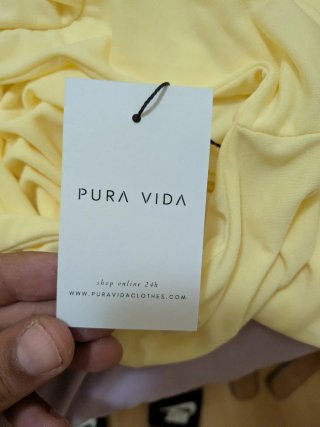 Vestido amarillo halter espalda descubierta