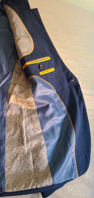 Elegante y moderno traje de hombre azul marino
