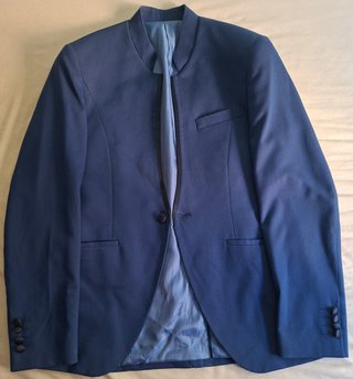 Elegante y moderno traje de hombre azul marino