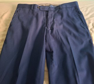 Elegante y moderno traje de hombre azul marino