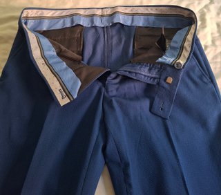 Elegante y moderno traje de hombre azul marino