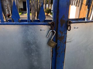 Puerta metálica azul para parcela