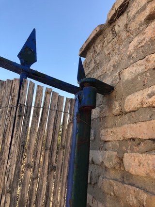 Puerta metálica azul para parcela