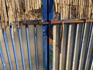 Puerta metálica azul para parcela