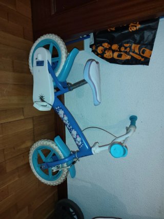 Bicicleta infantil azul con ruedines