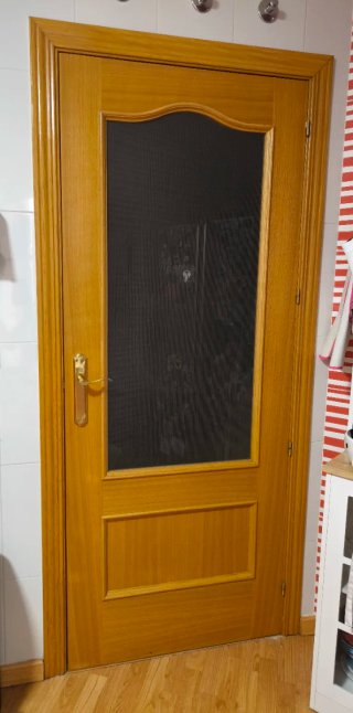 Puerta de madera con cristal