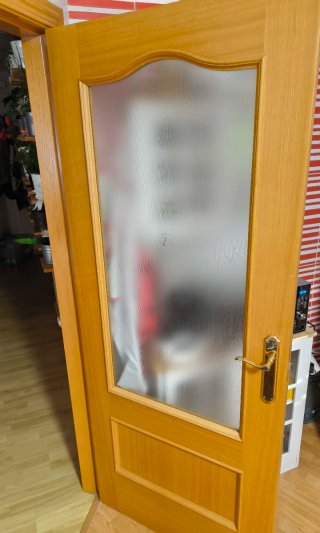 Puerta de madera con cristal