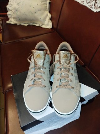 Adidas Beige/Oro Talla 45 como Nuevo