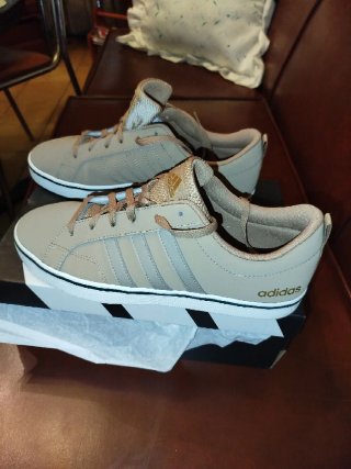 Adidas Beige/Oro Talla 45 como Nuevo