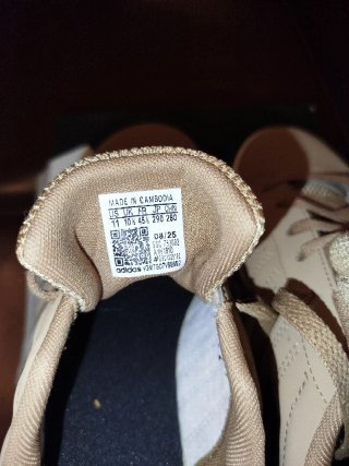 Adidas Beige/Oro Talla 45 como Nuevo